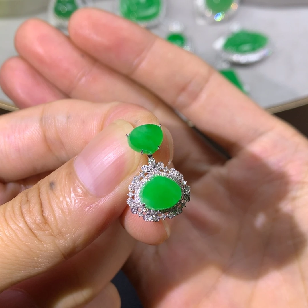 翡翠18K金镶嵌颈饰翡翠