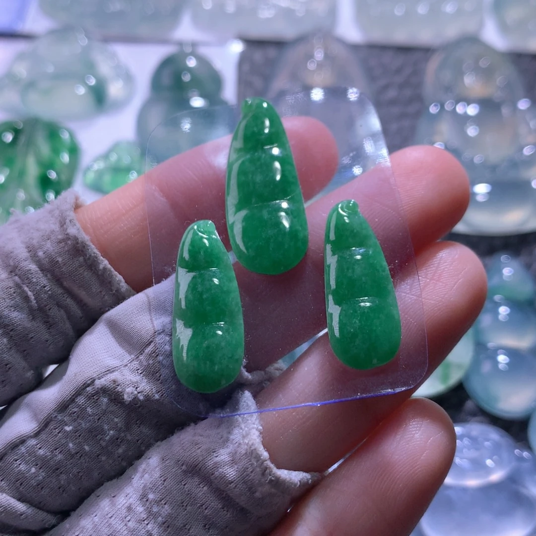 翡翠未镶嵌颈饰一手