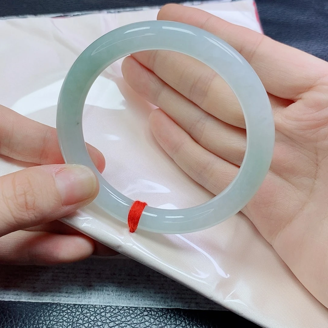 翡翠手镯未镶嵌圆条淡绿