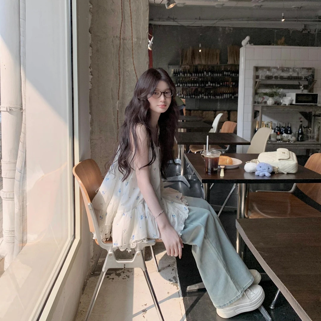 2025夏季时尚新款韩系甜美风小众吊带碎花上衣显瘦牛仔裤洋气女装