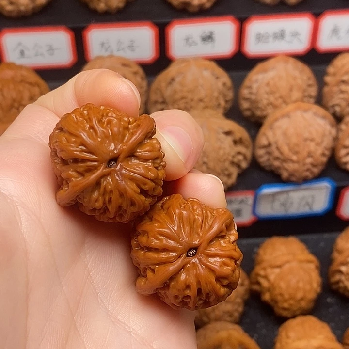 文玩核桃把件陈*以金牛