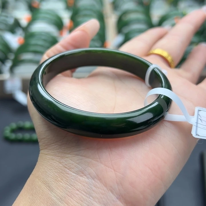 和田玉（碧玉）未镶嵌手镯