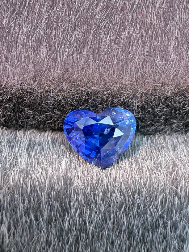1.065ct天然爱心蓝宝石裸石，颜色美艳，晶体好，尺寸6.4×5.3×3.9mm