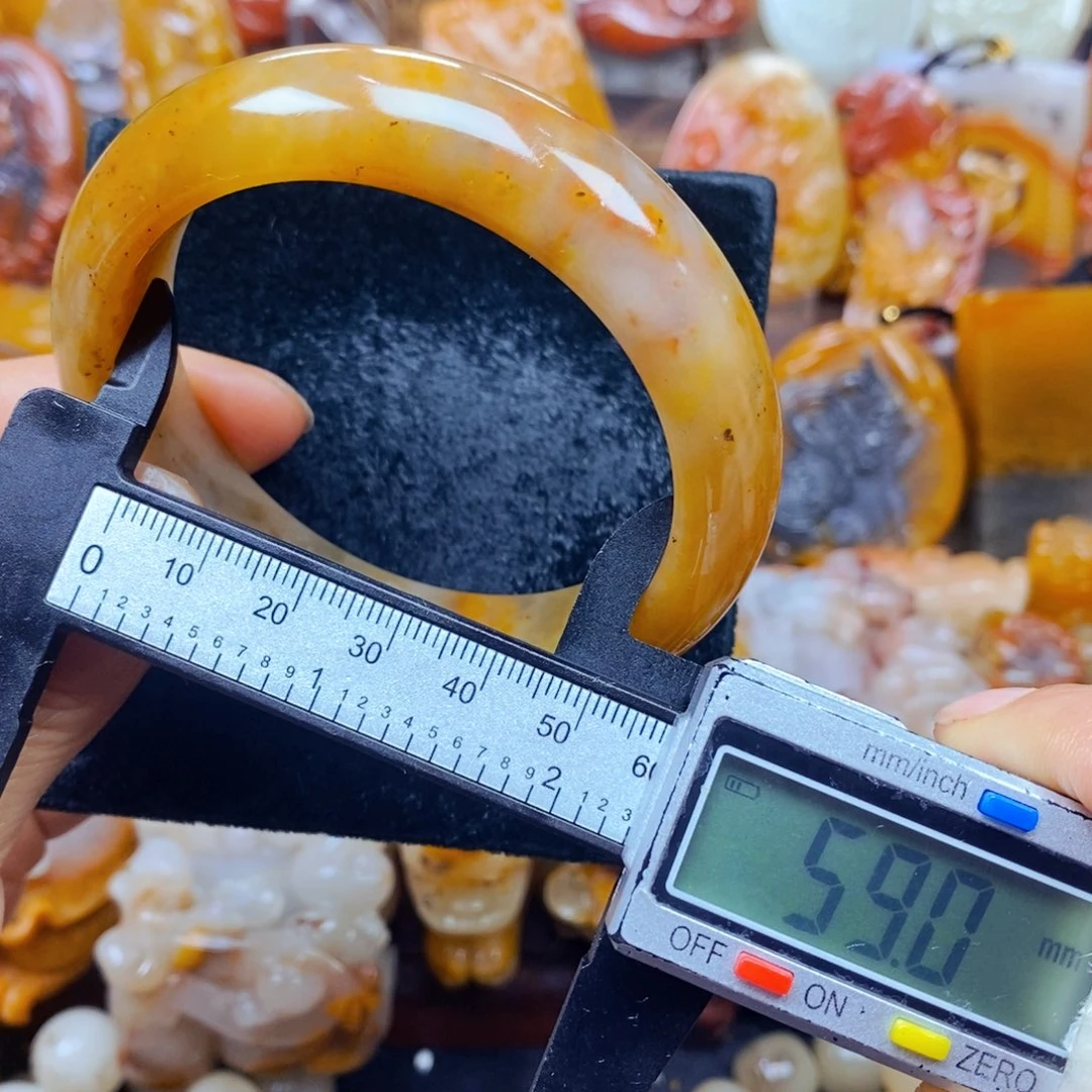 石英质玉（黄龙玉）未镶嵌颈饰