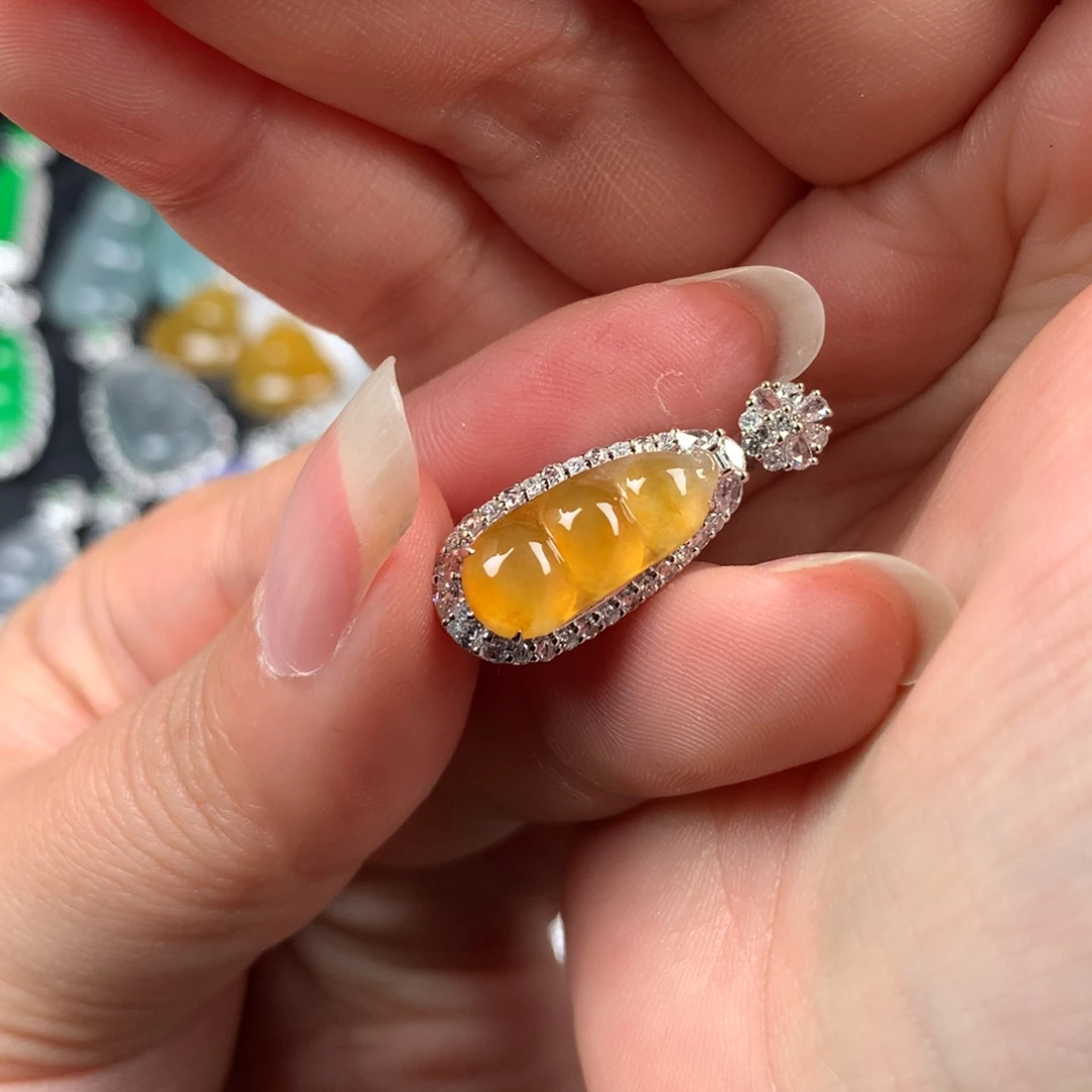 颈饰18K金镶嵌翡翠冰黄翡豆子