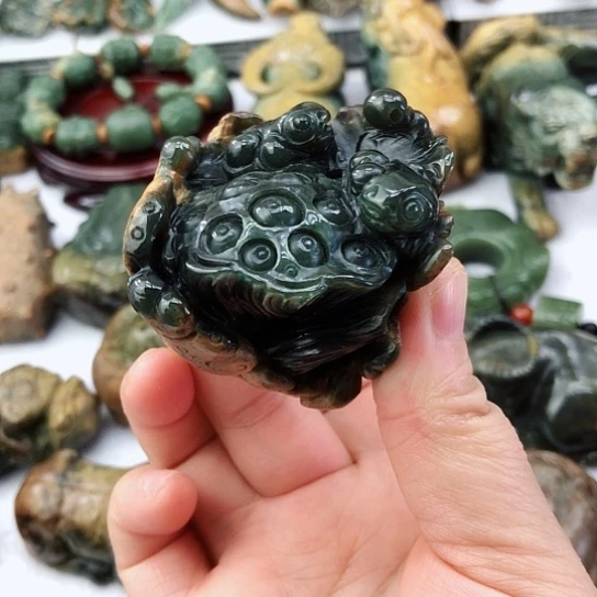 未镶嵌岫岩河磨玉（透闪石质玉）把件