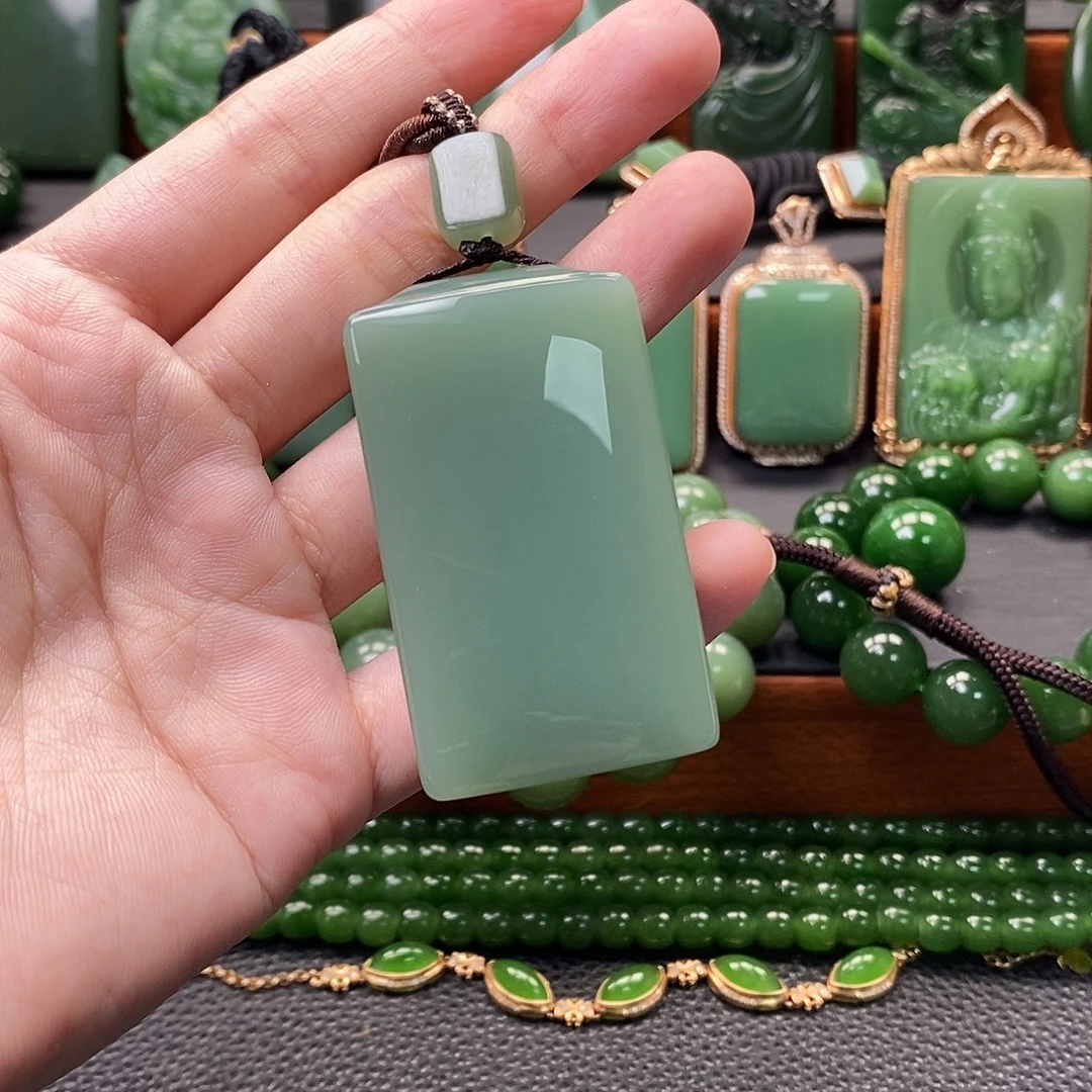 和田玉（碧玉）未镶嵌颈饰齐*春碧玉粉青无事牌