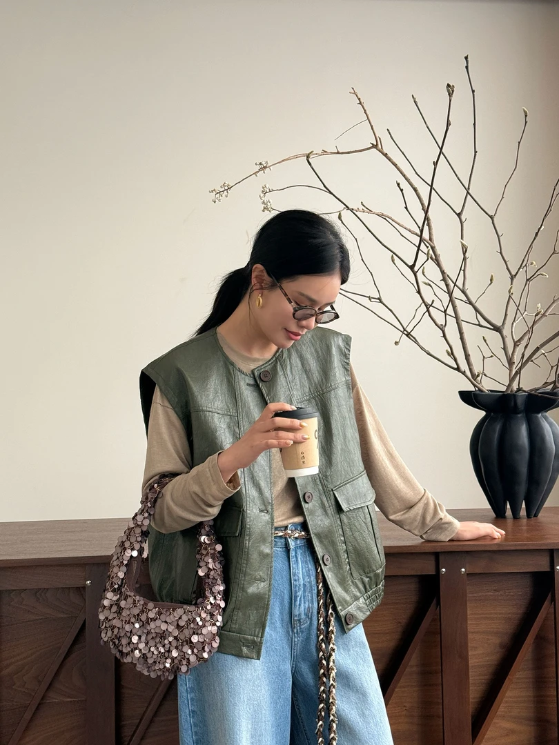 耶耶 YEYE |复古港风圆领单排口褶皱拼接无袖皮马甲上衣2112