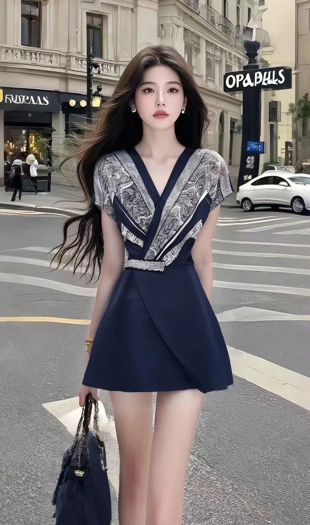 时尚高端大气设计感V领收腰修身连衣裙女显瘦气质百搭氛围感短裙