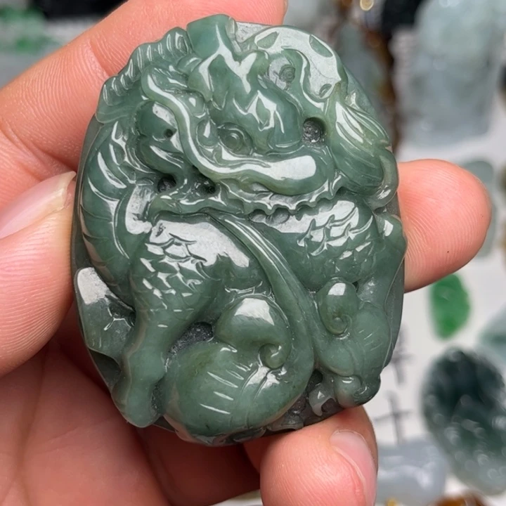 翡翠未镶嵌颈饰麒麟