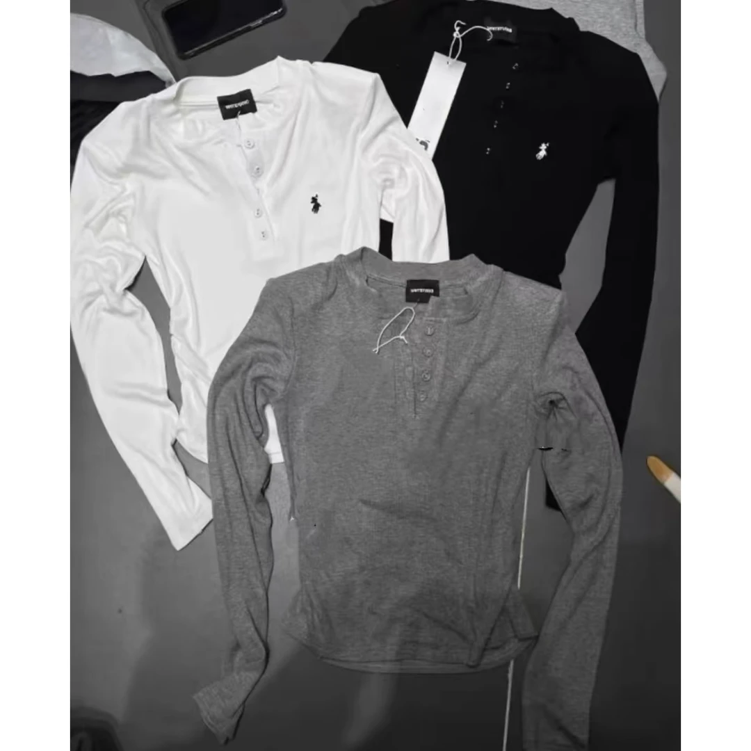 请叫我大韩 E037纽扣圆领刺绣打底衫