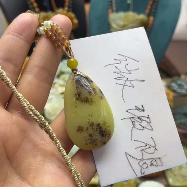 蛇纹石玉未镶嵌颈饰