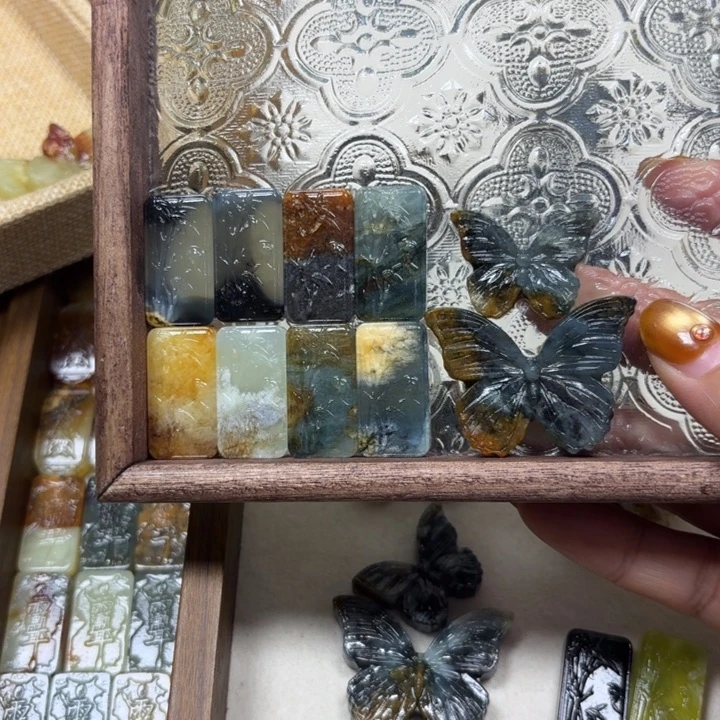 小***只蛇纹石玉未镶嵌颈饰