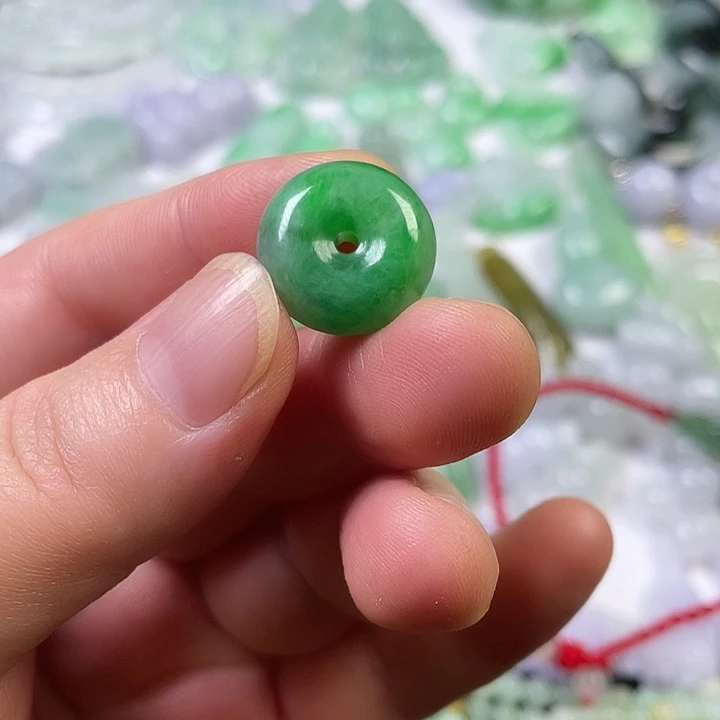 L***霞翡翠未镶嵌颈饰平安扣