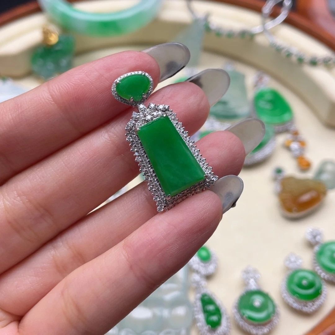 颈饰18K金镶嵌翡翠