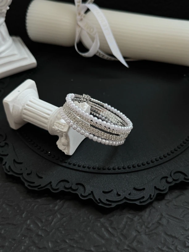 925银手链 LARVINA 银色带白色珠珠复古手链