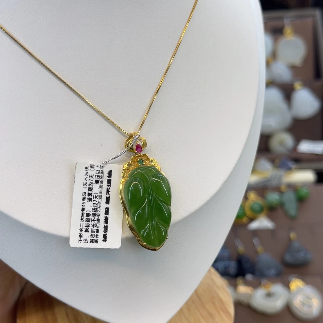 和田玉吊坠18K金镶嵌