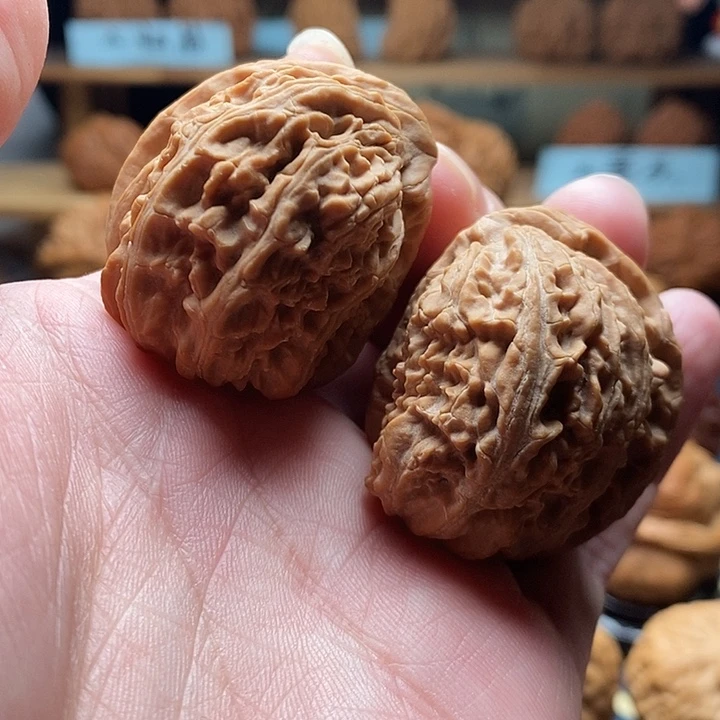 文玩核桃吊坠白狮子座山雕