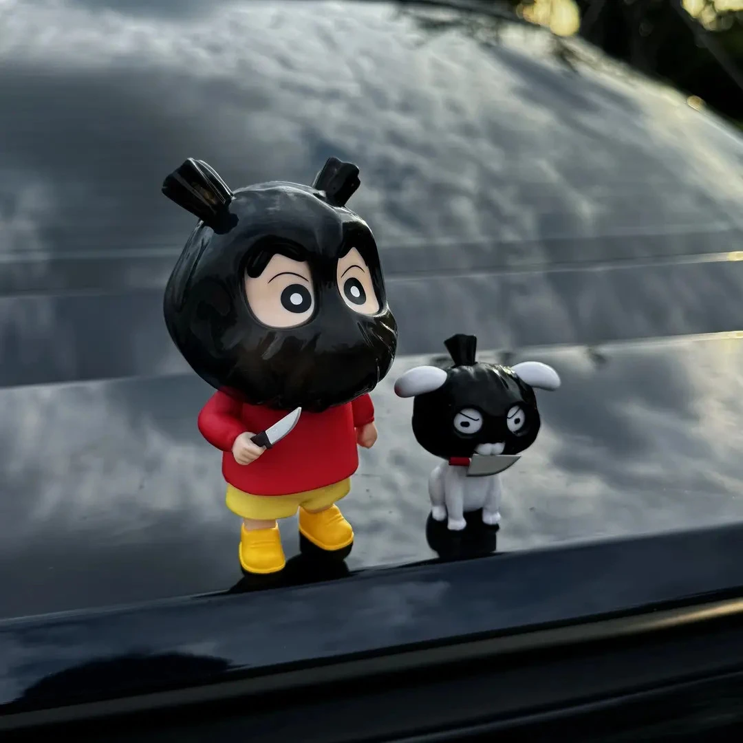 车载创意搞怪打劫蜡笔小新和小白手办桌面摆件玩偶车尾中控台摆件