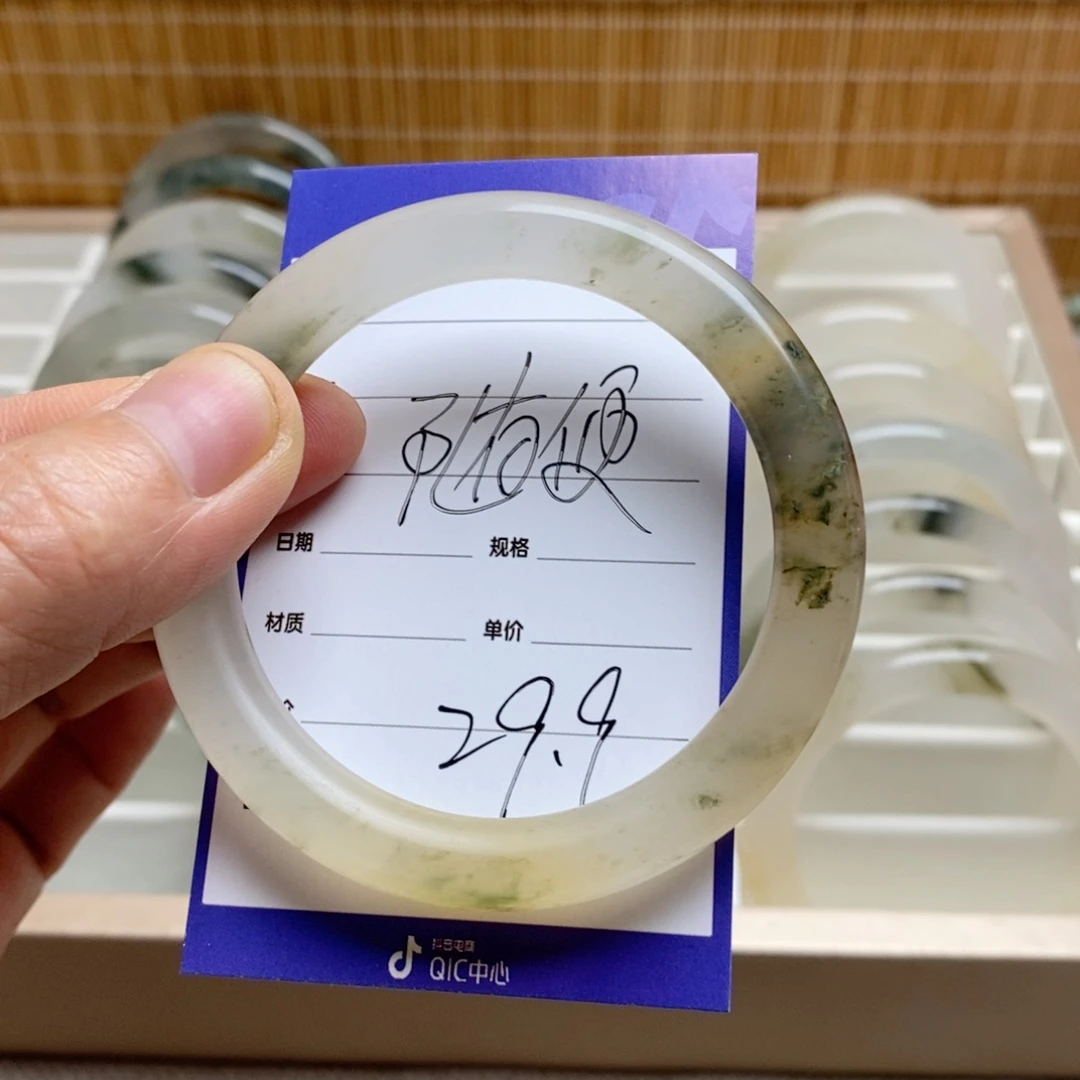 石英质玉手镯未镶嵌?****点