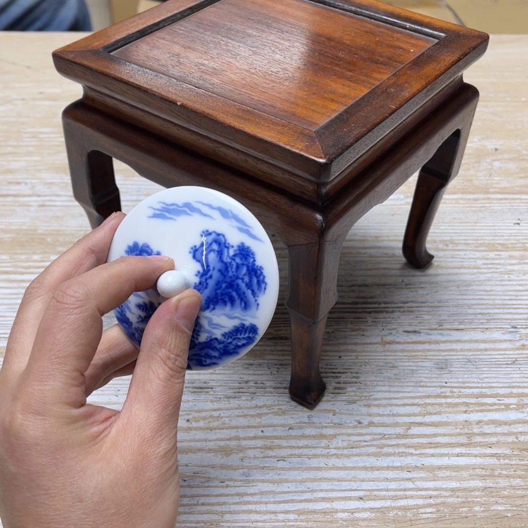 瓷片何*密密麻麻地排列着一个