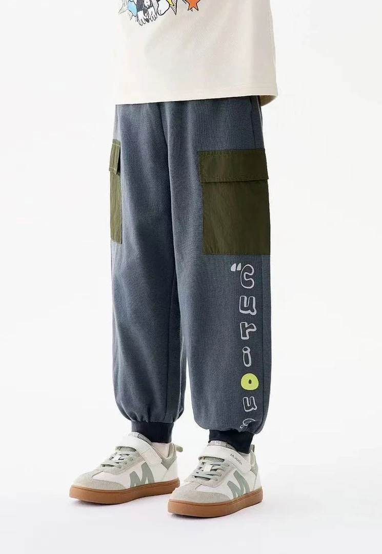 儿童绿口袋字母灰色休闲裤秋季