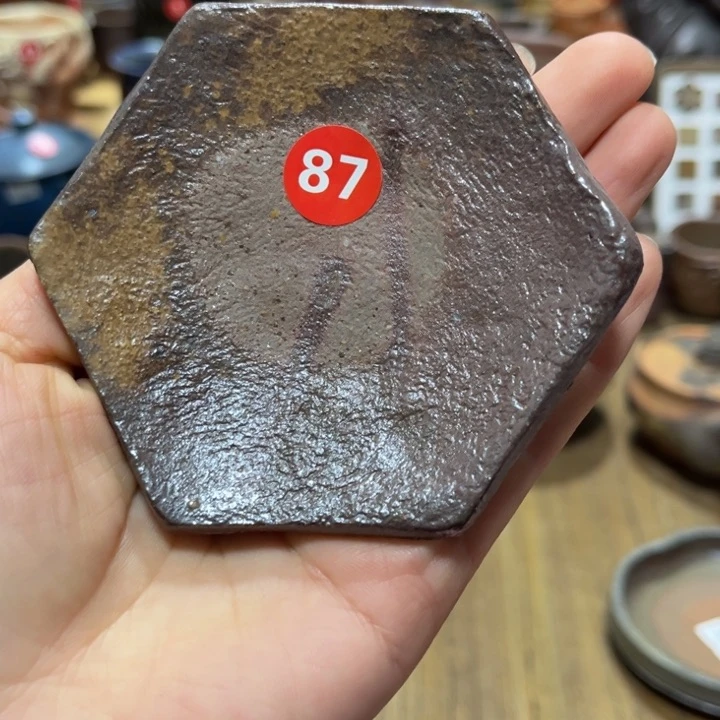 手捏三足六角杯拖