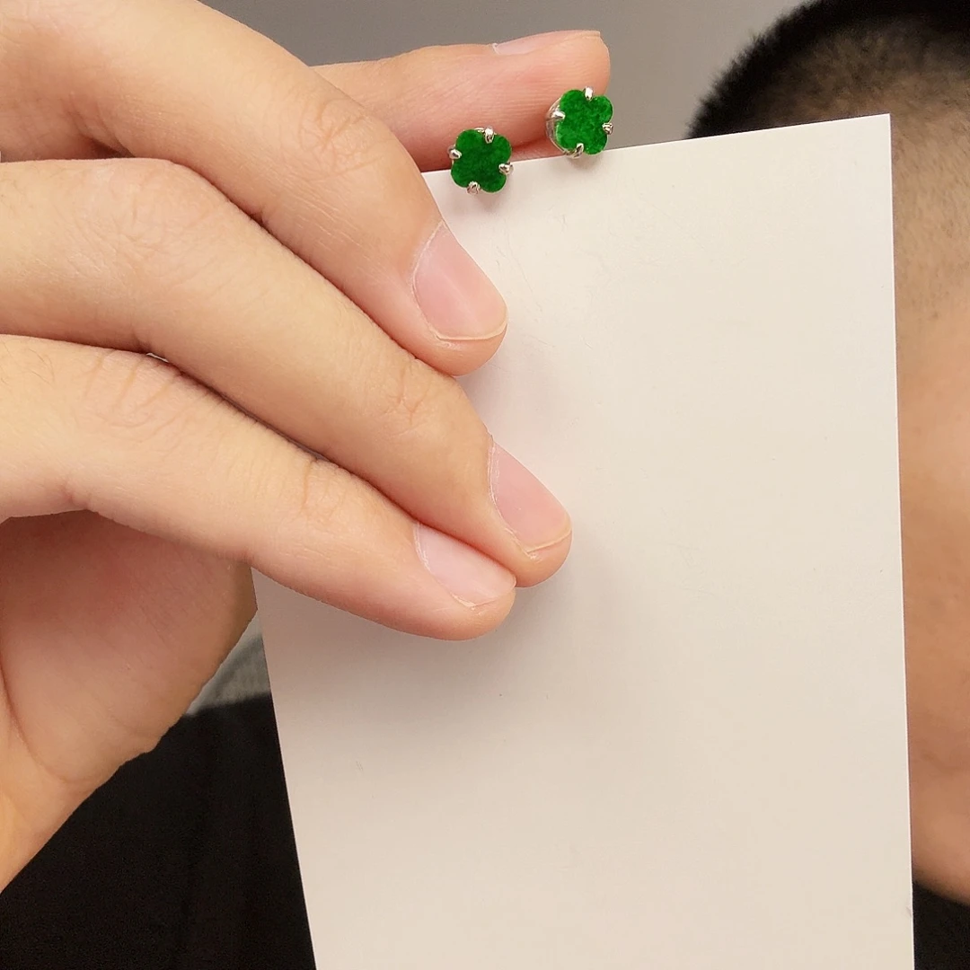 翡翠未镶嵌颈饰一对