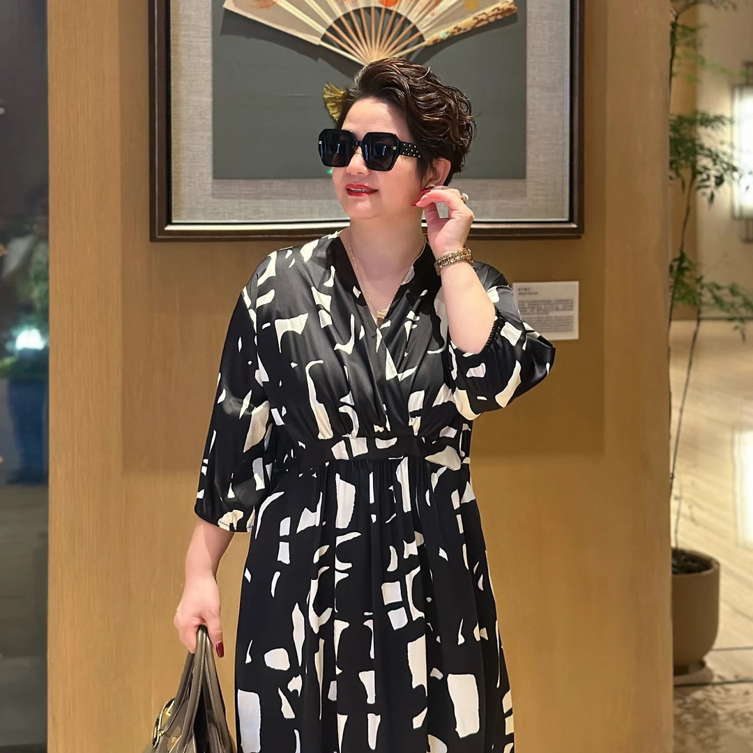 2025夏季新款宽松裙子轻奢缎面桑蚕丝黑白显瘦大码印花连衣裙0269