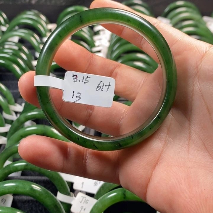 阳***照未镶嵌手镯和田玉（碧玉）