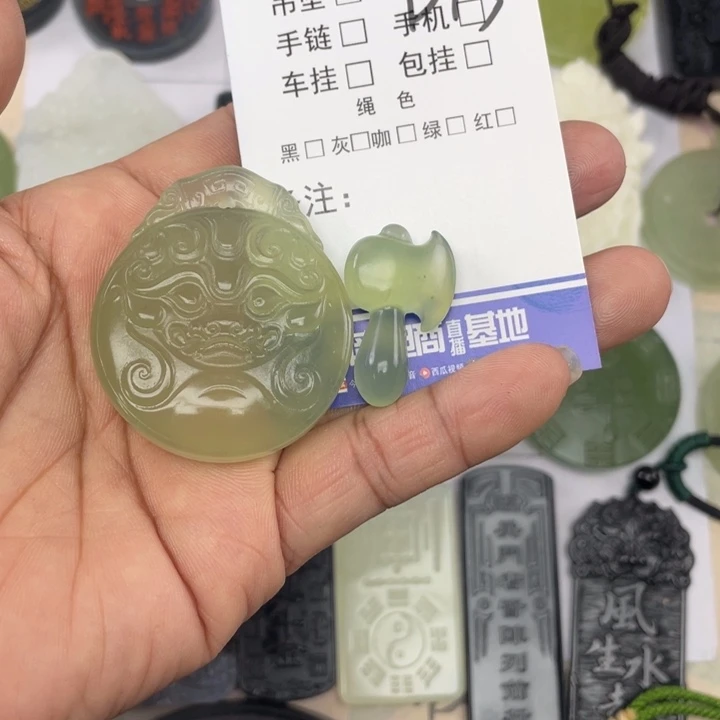 未镶嵌岫玉颈饰上**水挂件