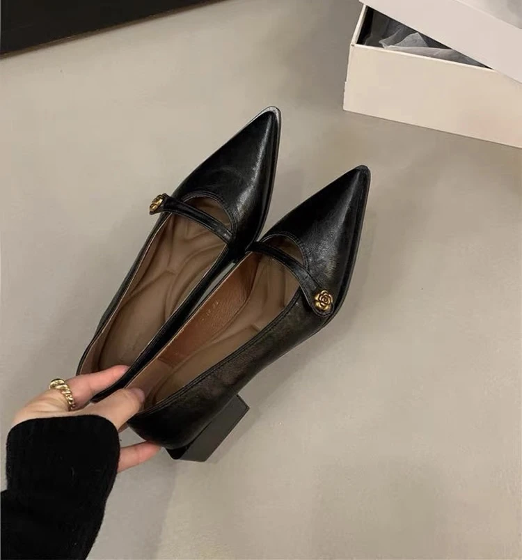 Z28复古浅口高跟鞋女山茶花一字扣粗跟单鞋尖头气质玛丽珍鞋