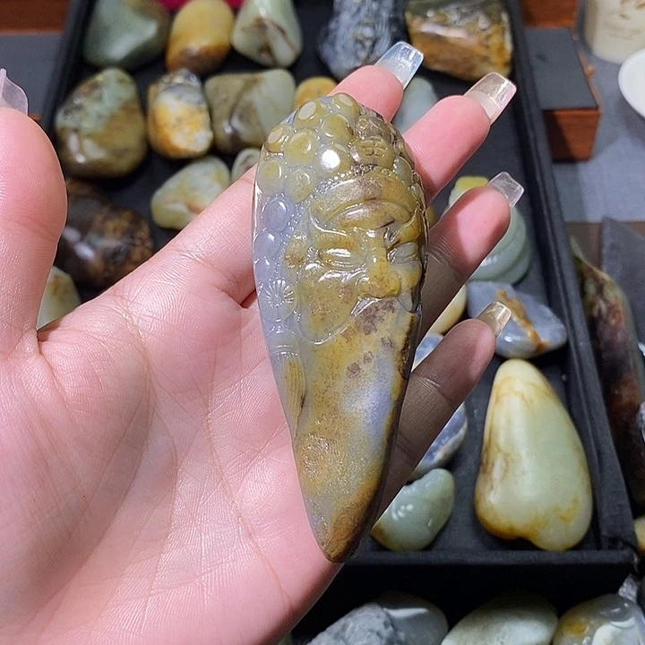 小***丫和田玉未镶嵌颈饰