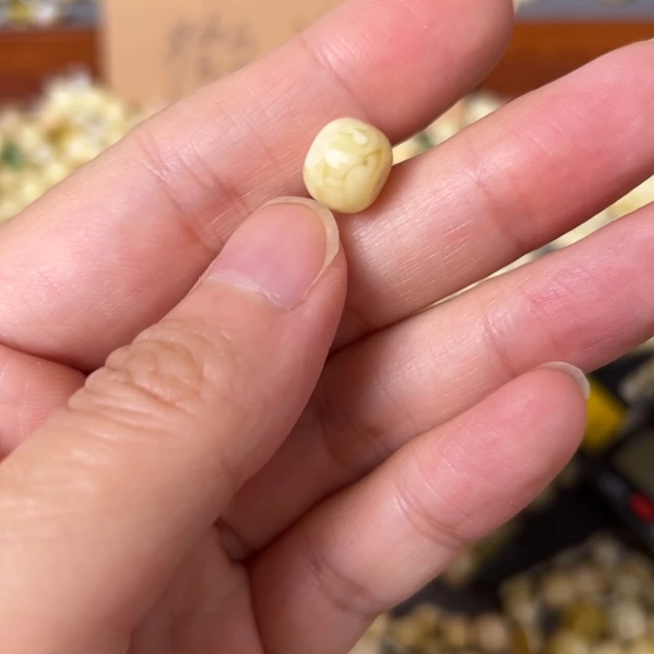 蜜蜡未镶嵌裸石9.4mm一个