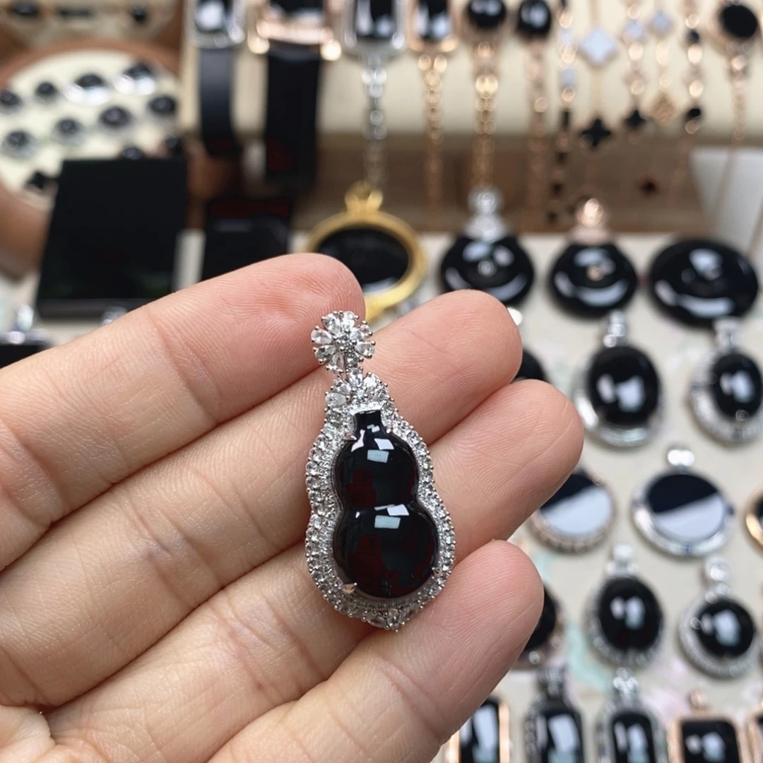 翡翠18K金镶嵌颈饰