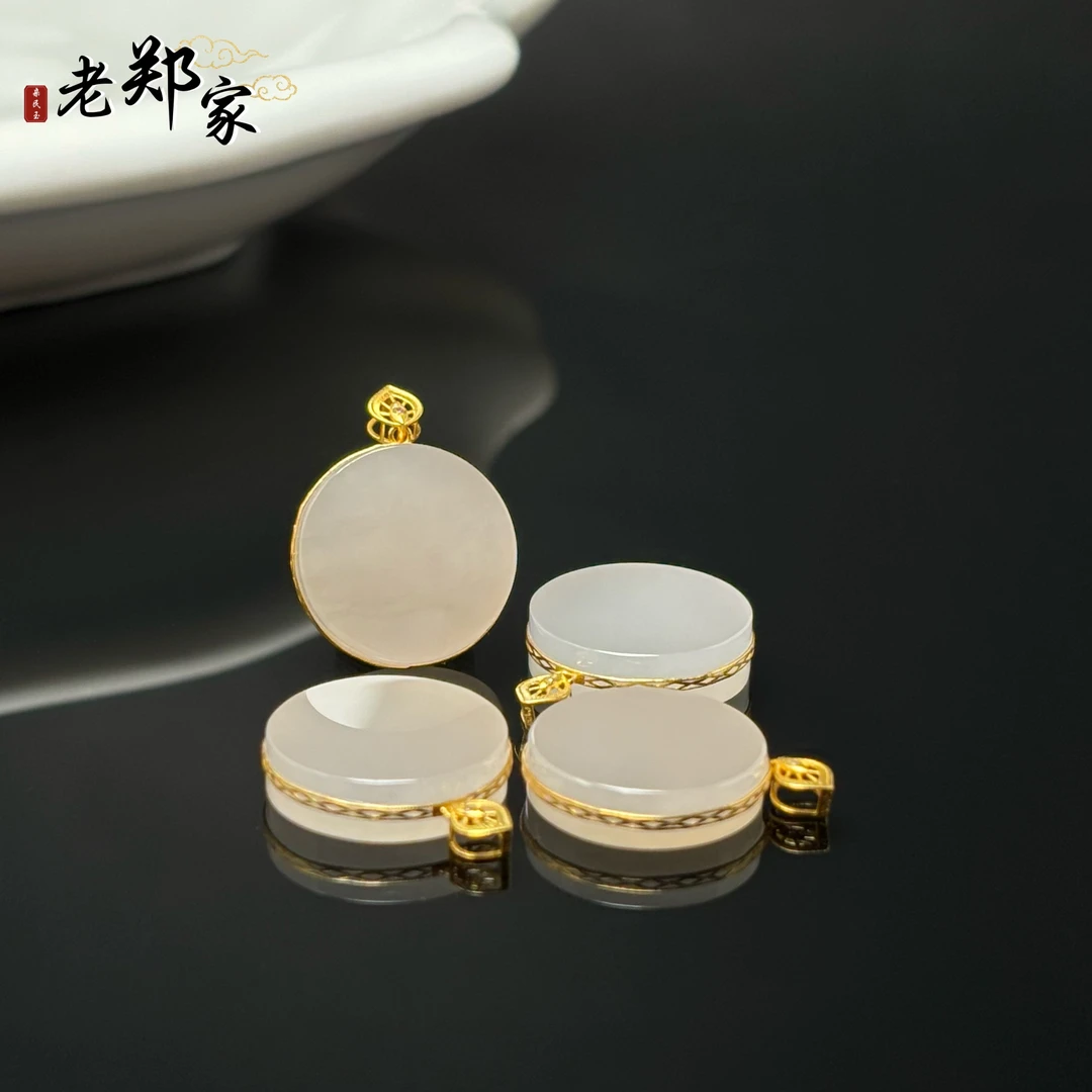 【老郑家】18K金和田玉圆牌吊坠 3618 多样性发1件 约14*4mm