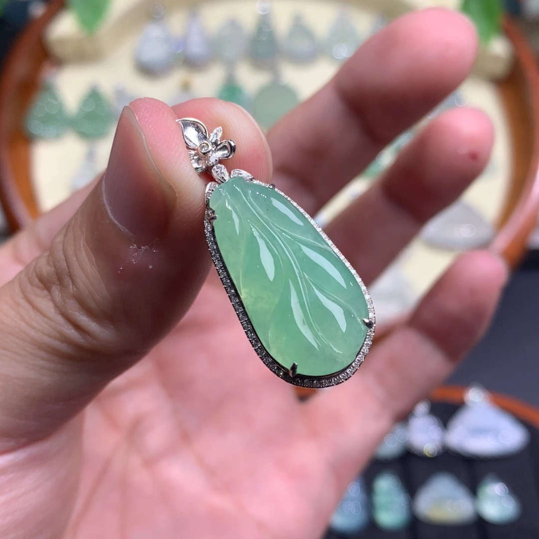 颈饰18K金镶嵌翡翠叶子