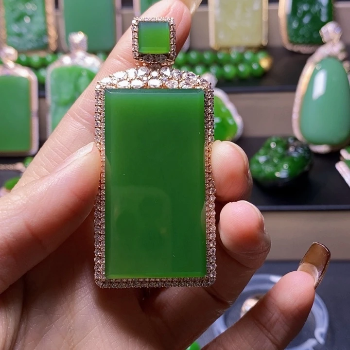 颈饰18K金镶嵌和田玉（糖玉）?