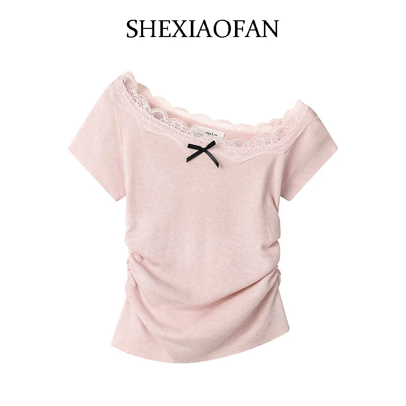 纯欲风甜美蕾丝花边拼接斜领露肩上衣女高级感修身显瘦短袖针织衫