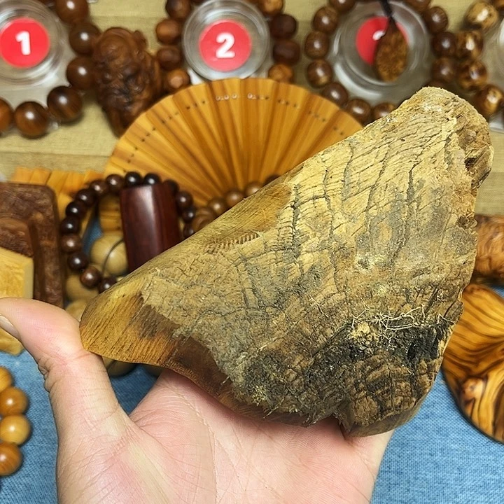 柏木（崖柏）把件张****）雷击料