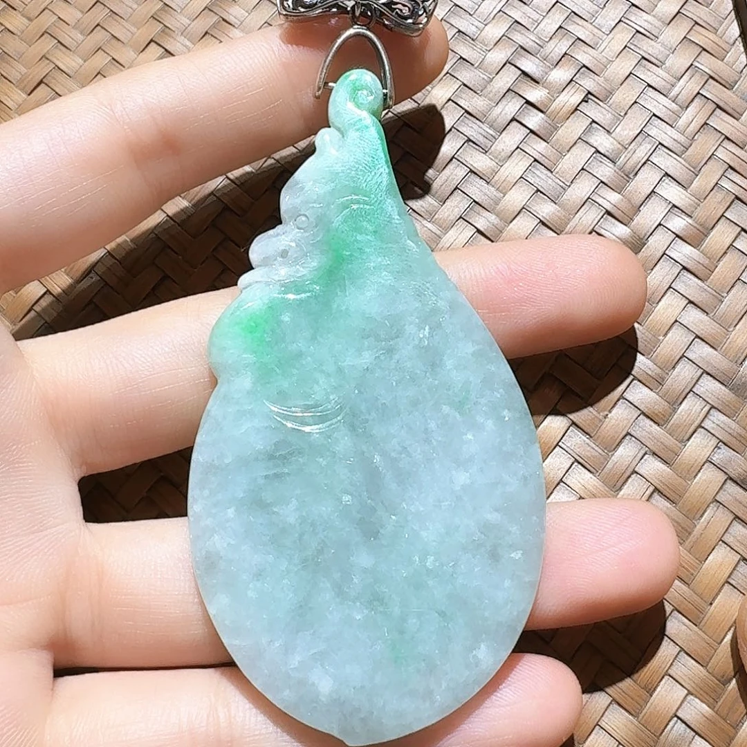 翡翠未镶嵌颈饰个性十足