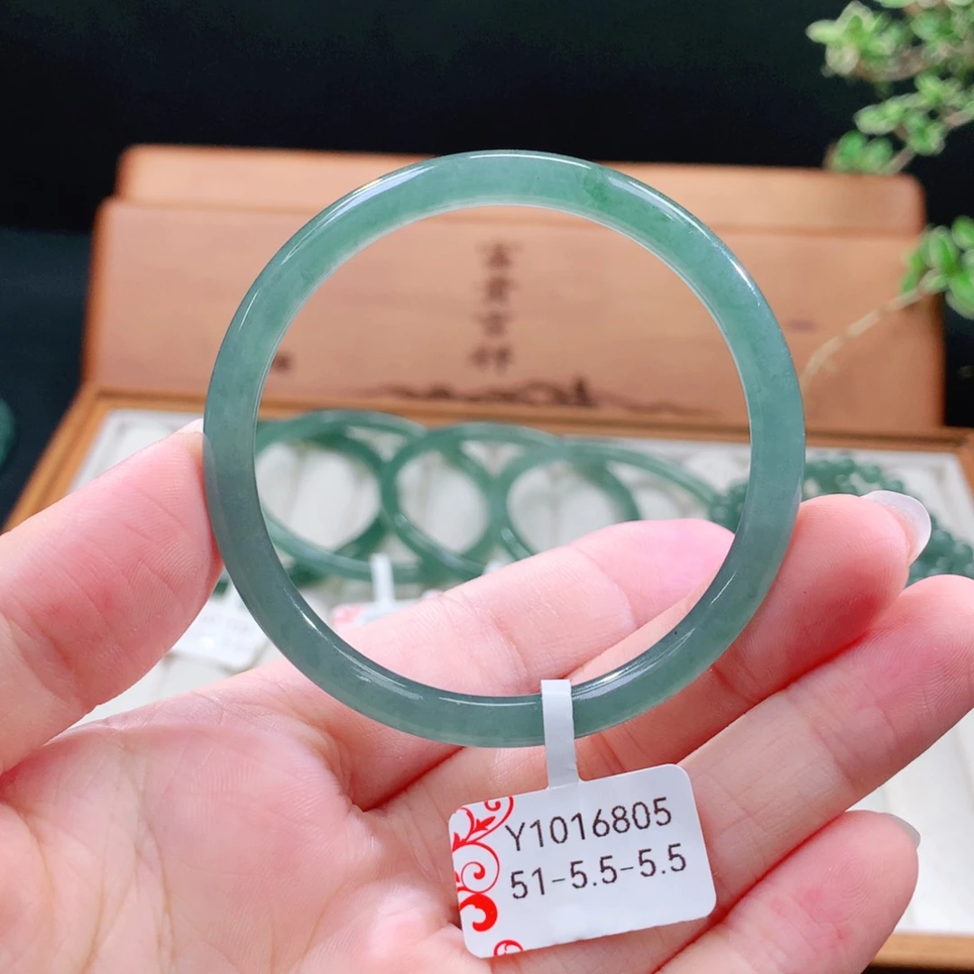 翡翠手镯（圆镯）未镶嵌