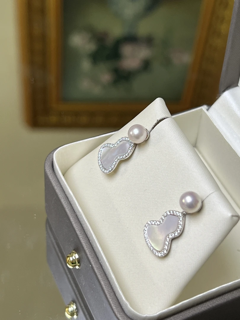 17）6-7mm极强光淡水珍珠葫芦耳饰（福利）