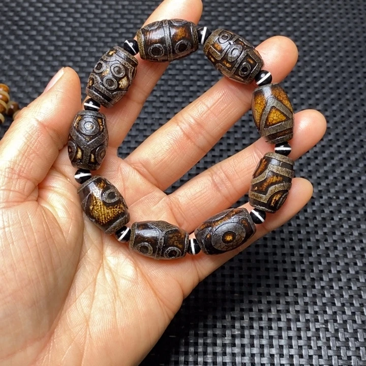 挥***着玛瑙/玉髓未镶嵌手链