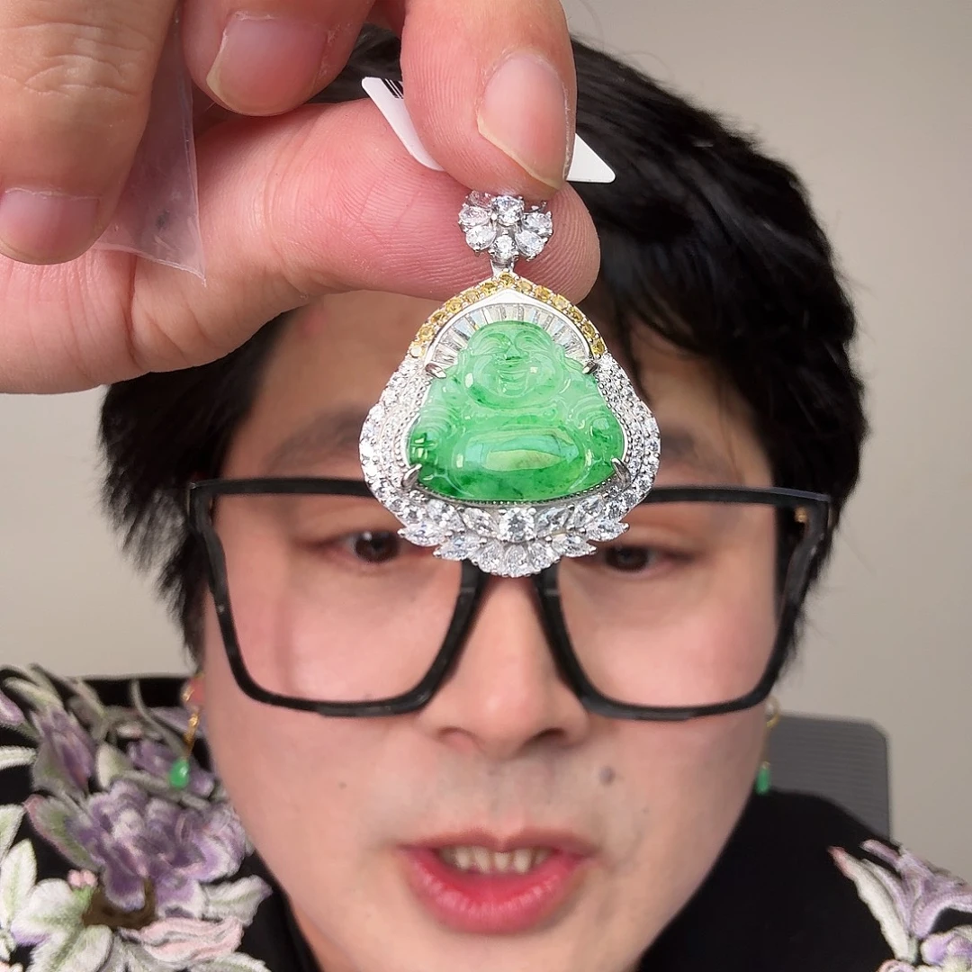 翡翠未镶嵌颈饰一件