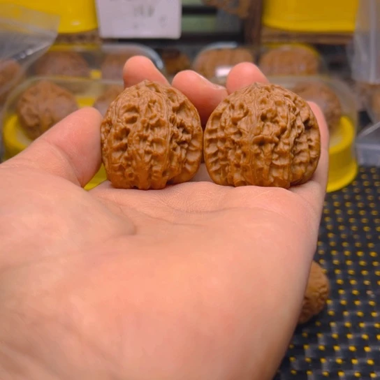 燕***呀吊坠文玩核桃白狮