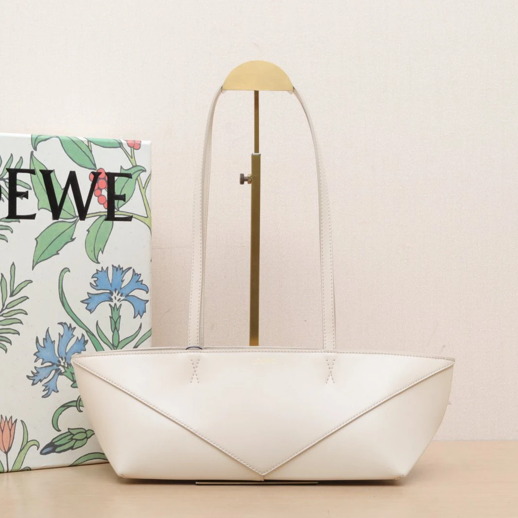 99新 LOEWE/罗意威 小花柳 米白色 皮革C 金扣 单肩包
