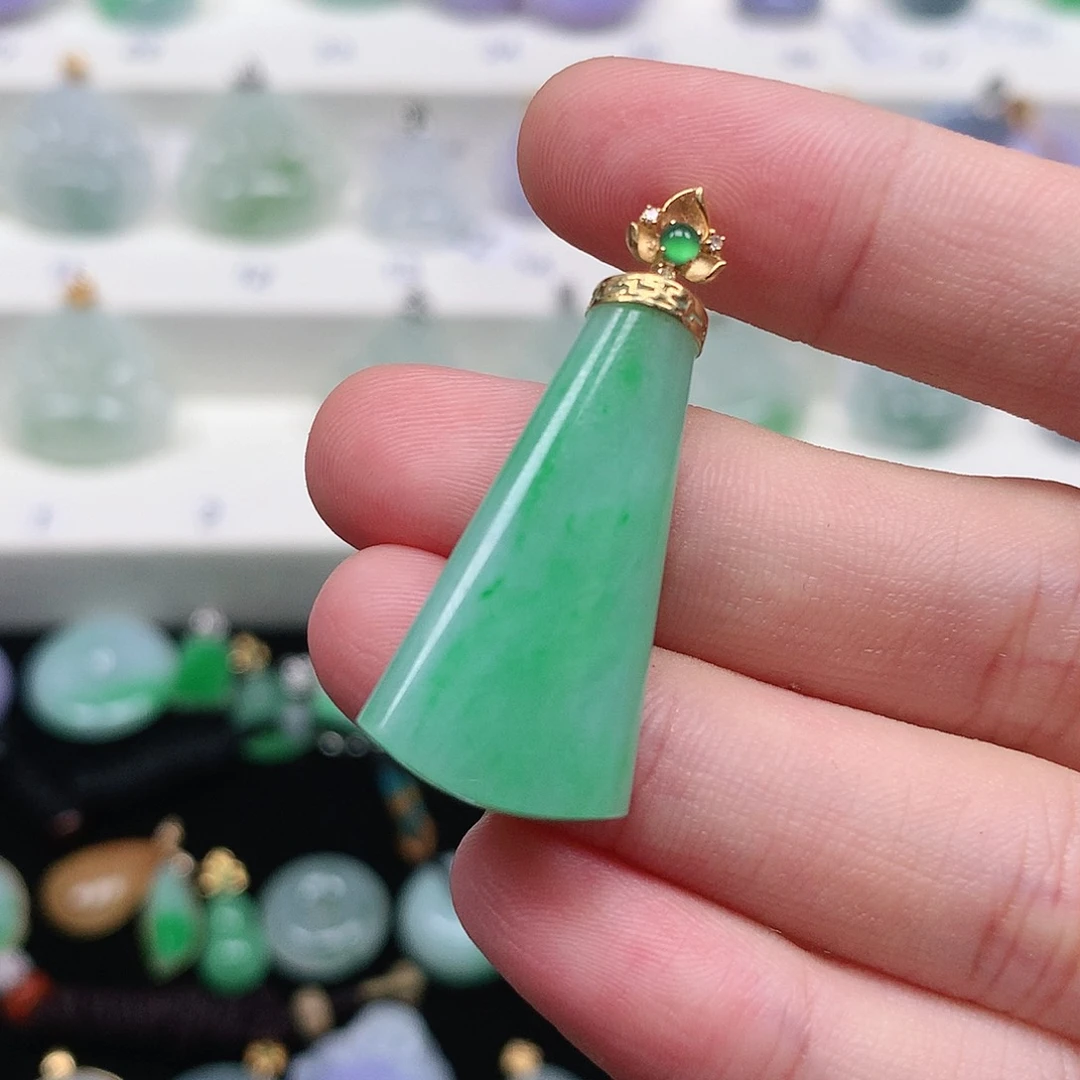 颈饰18K金镶嵌翡翠翡翠吊坠