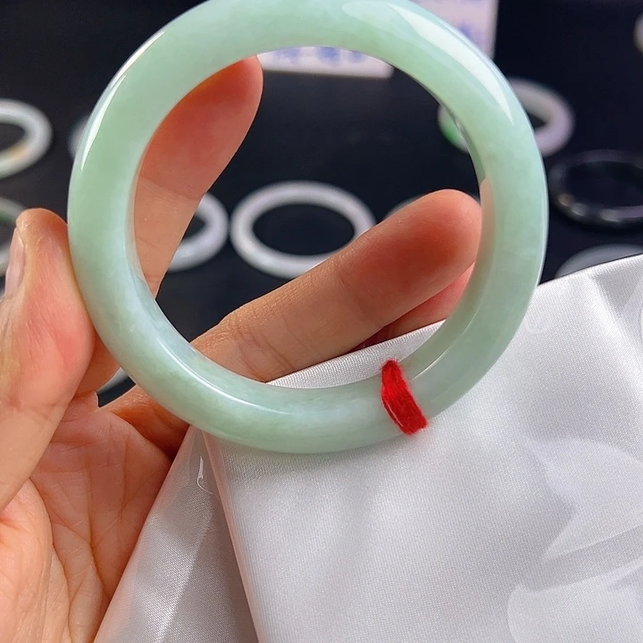 翡翠手镯未镶嵌翡翠