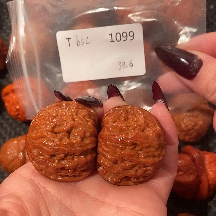 文玩核桃吊坠白狮子39